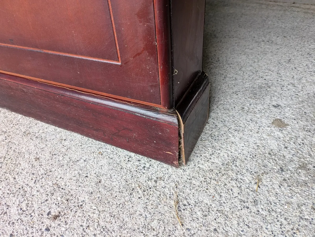 Rossmore display corner cabinet - Image 4