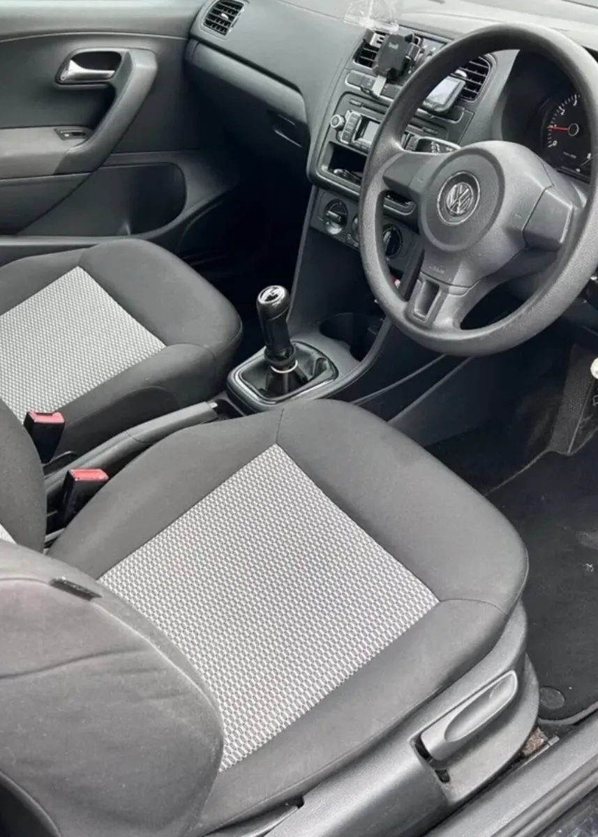 Volkswagen Polo 1.2L 2010 coupe - Image 4
