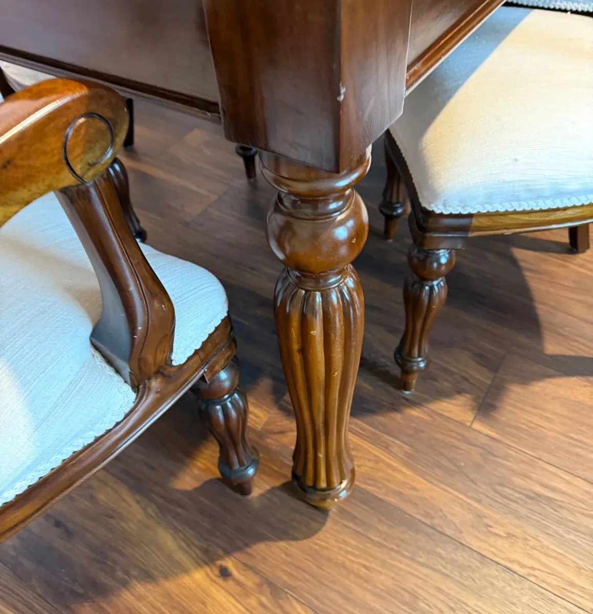 GORGEOUS TABLE AND CHAIRS - Image 2