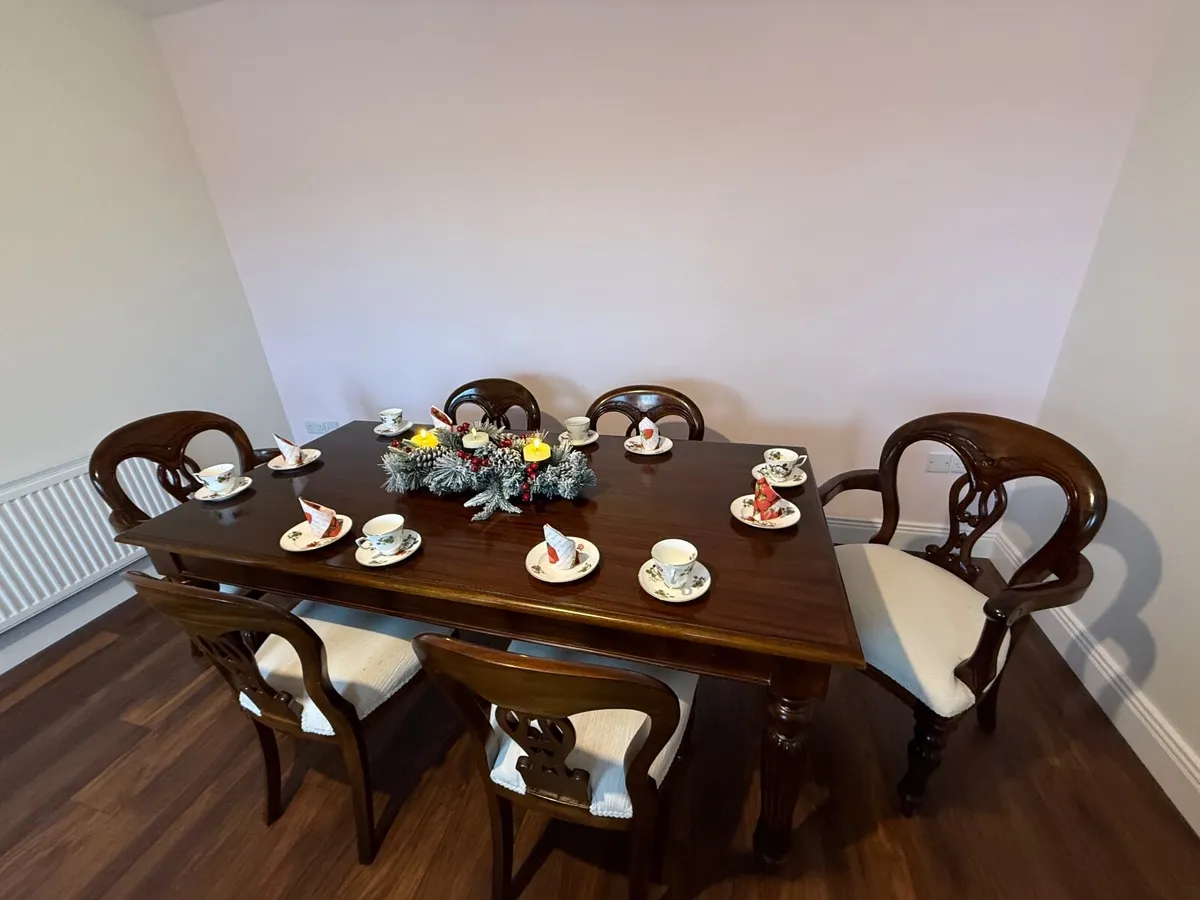 GORGEOUS TABLE AND CHAIRS - Image 4