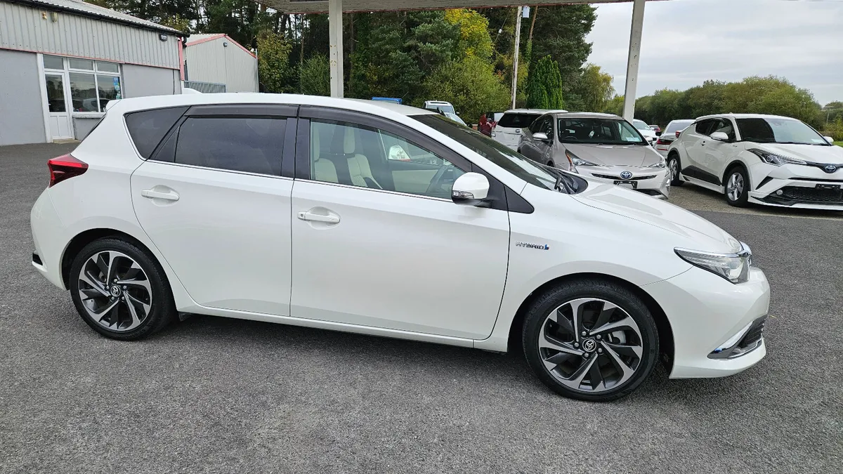 2017 Toyota Auris - Image 1