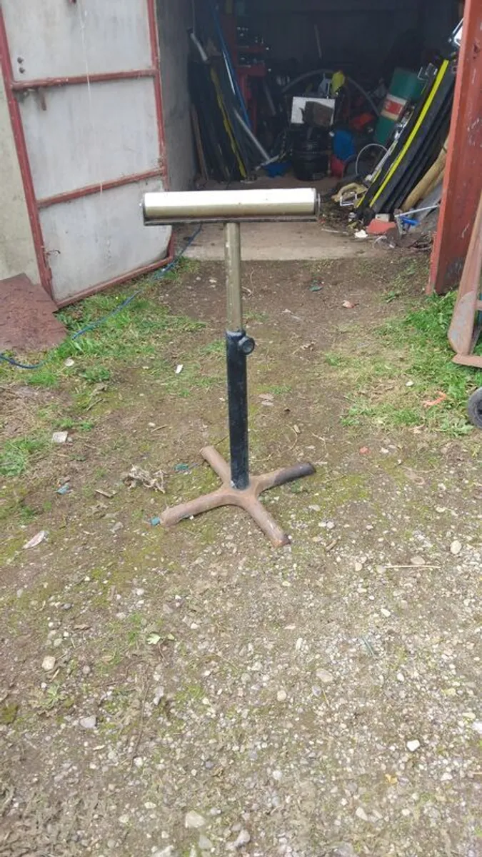 Adjustable Trestle with bearings roller and heavy cast iron base. - Image 2