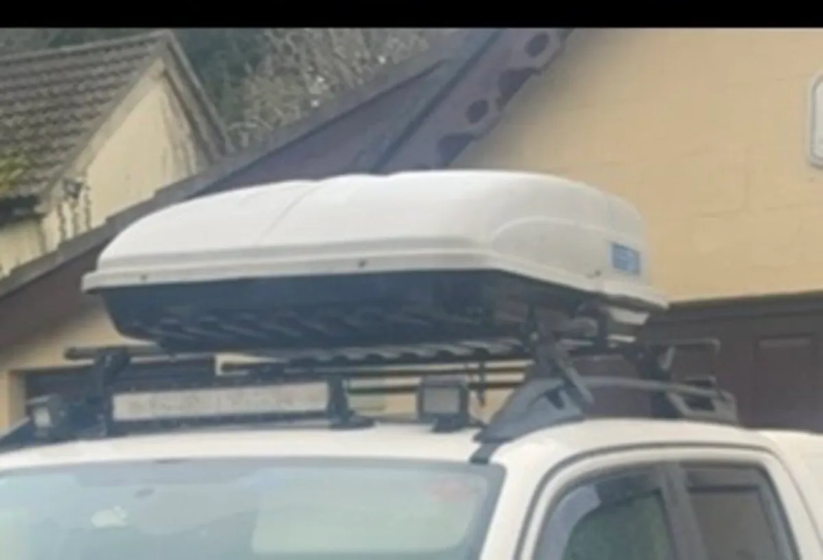 Roof box - Image 1