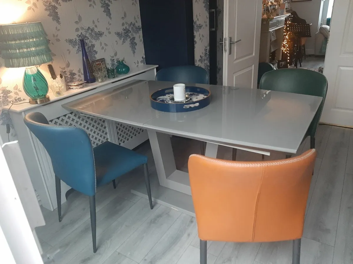 Statement extendable dining table - Image 1