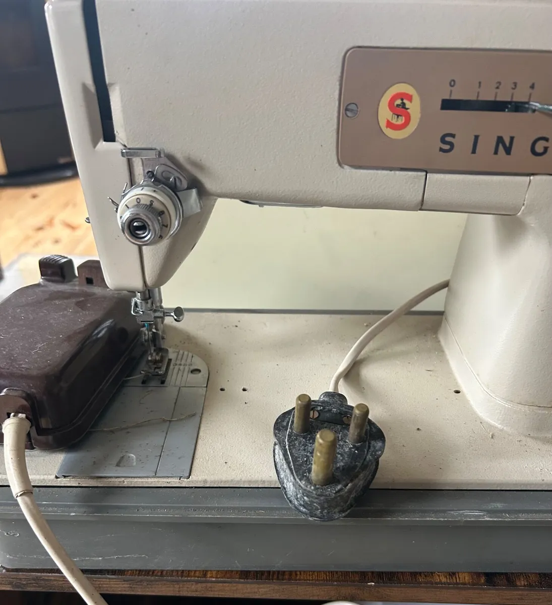 Singer Sewing Machine - Image 3