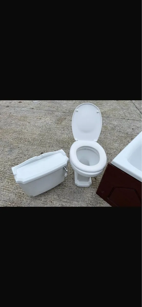 Bathroom suite - Image 2
