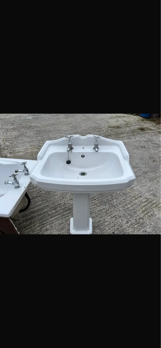 Bathroom suite - Image 4