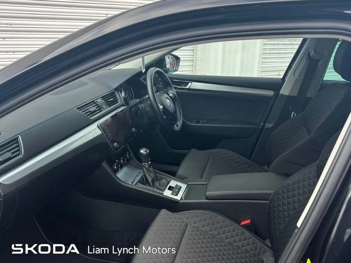 Skoda Superb Superb Ambition 2.0 TDI 150 BHP - Image 4