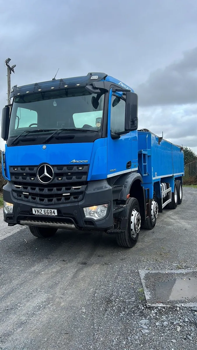 2016 Mercedes Arocs 3240, 8x4 Tipper - Image 2