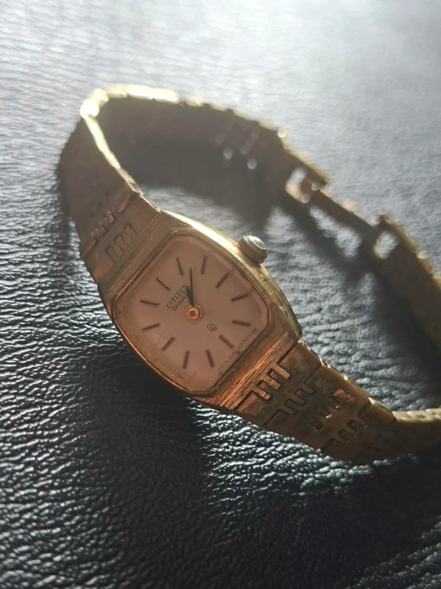Vintage 1980's Women's Japan made Citizen Watch - Image 2
