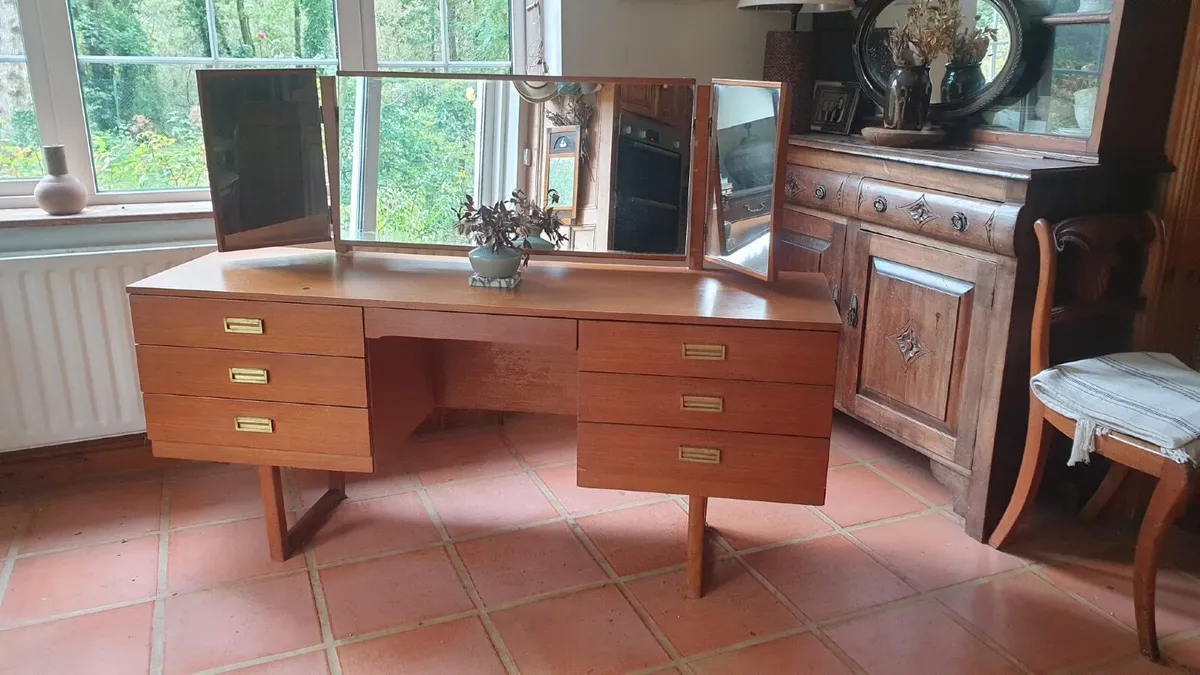 Midcentury Sideboard/dressing table - Image 1
