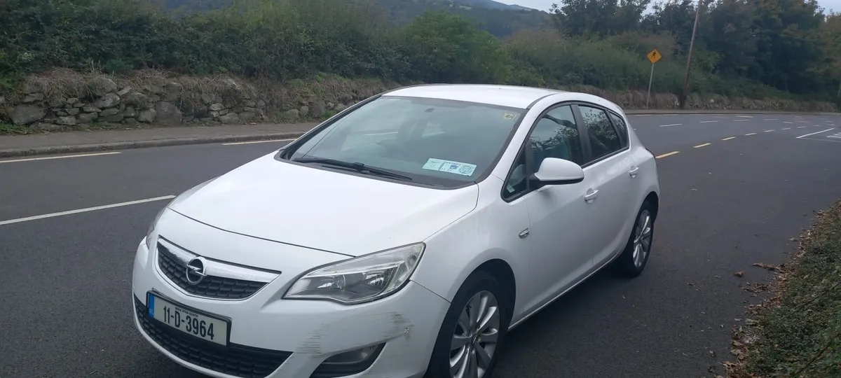 Opel Astra 2011 - Image 1