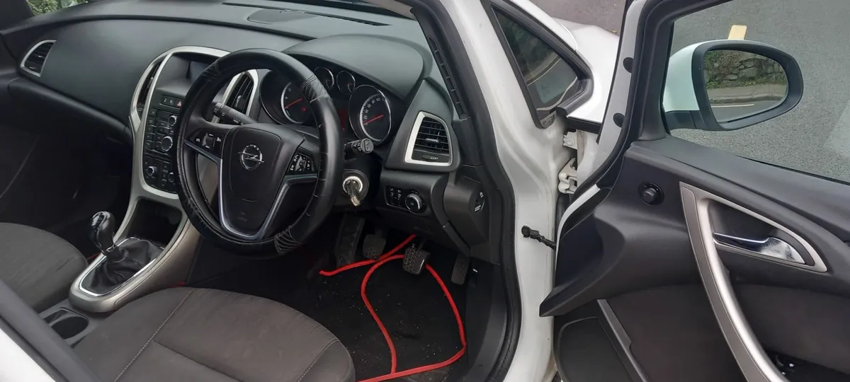 Opel Astra 2011 - Image 4
