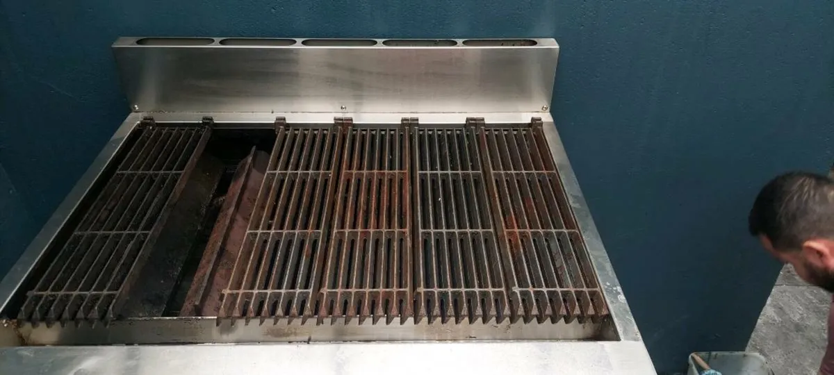 Gas grill in good condition - Image 1