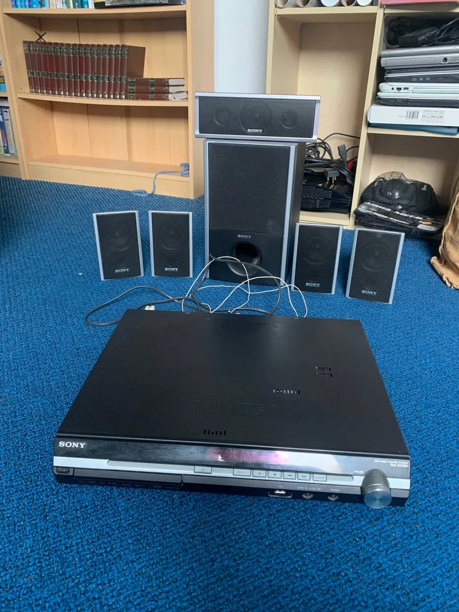 5:1 Sony Surround home cinema system - Image 1
