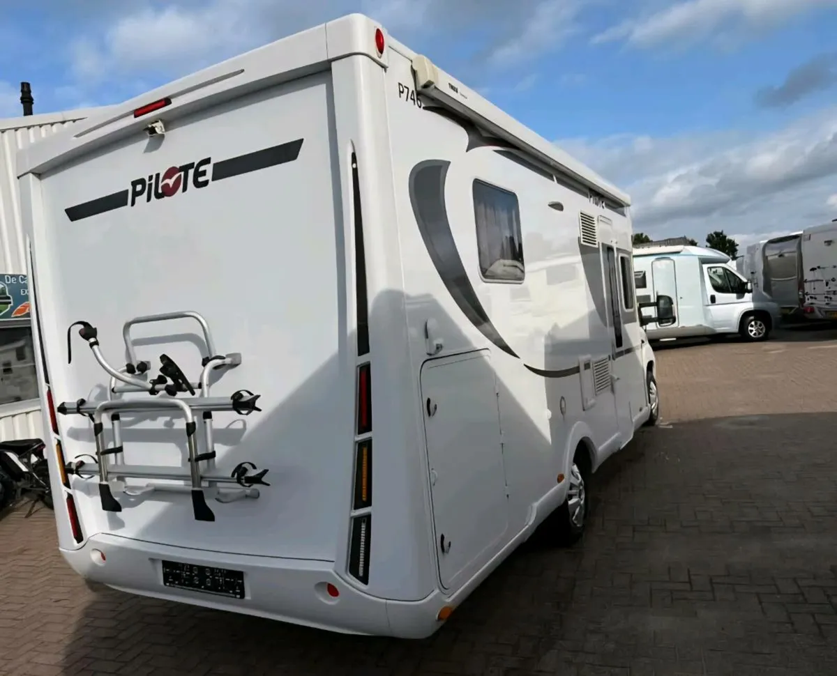 2015 PILOTE P746 SENSATION ISLAND BED A MUST 👀 - Image 2