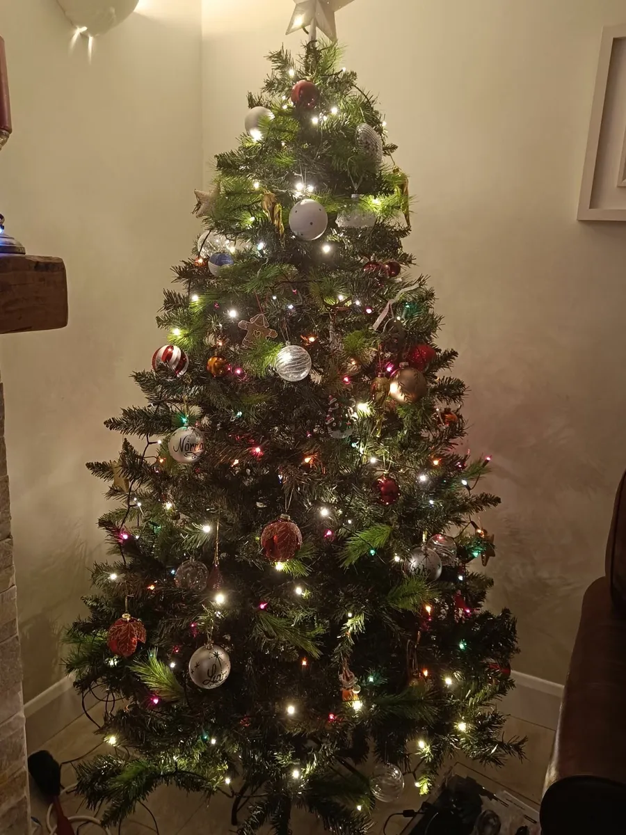 Christmas tree 6ft 6" - Image 1