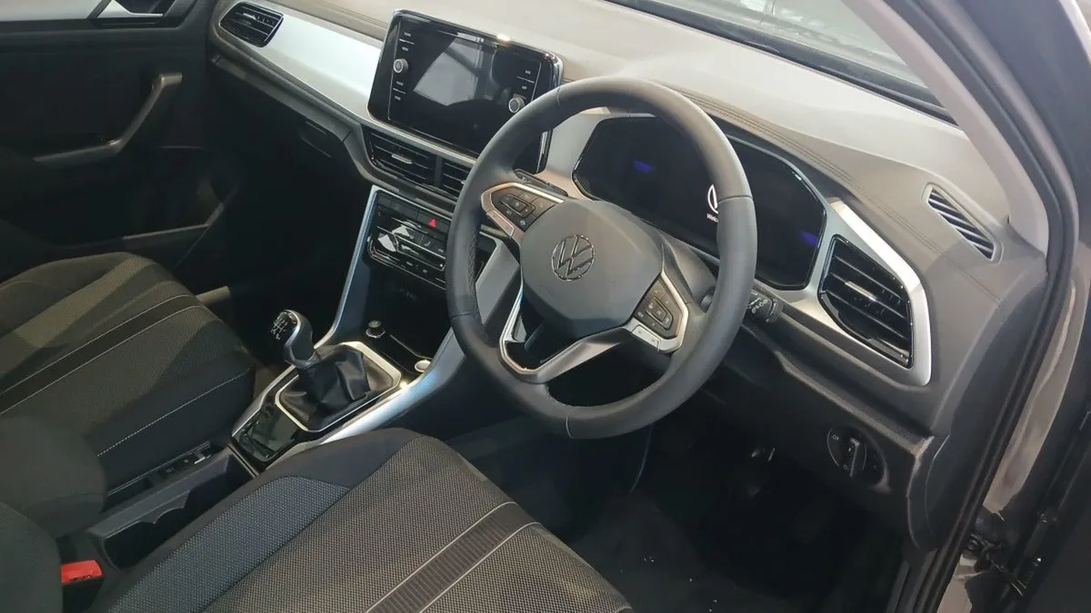 Volkswagen T-Roc Edition 75 2.0tdi 116HP  rear Vi - Image 3