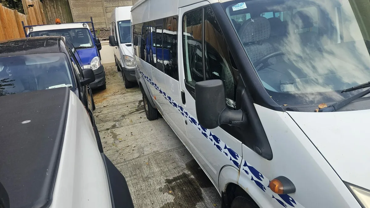 09 transit minibus 17 seats - Image 3
