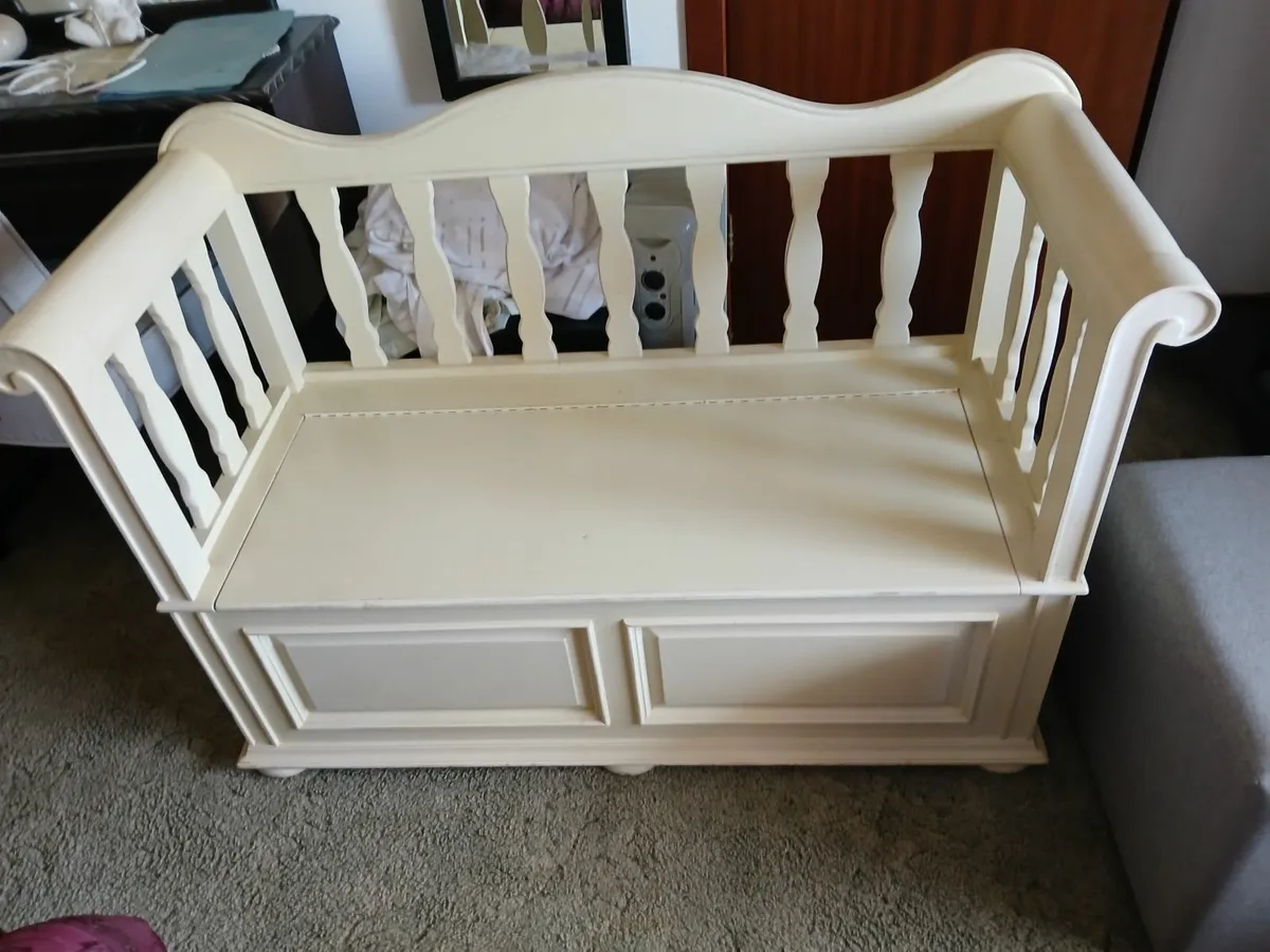 Reception bench seat 💺 💺..double delivered - Image 2