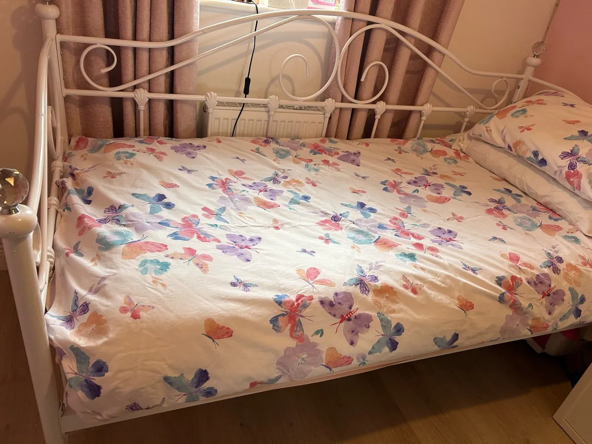 Girls day bed