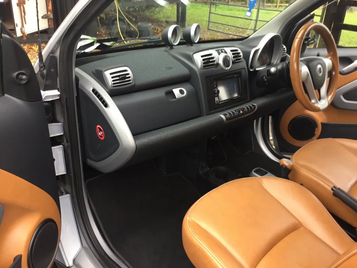 Smart car for two with towing kit - Image 2