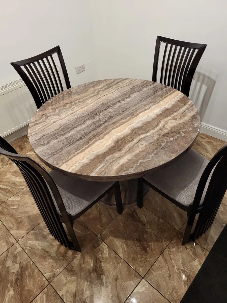 Table and chairs - Image 1