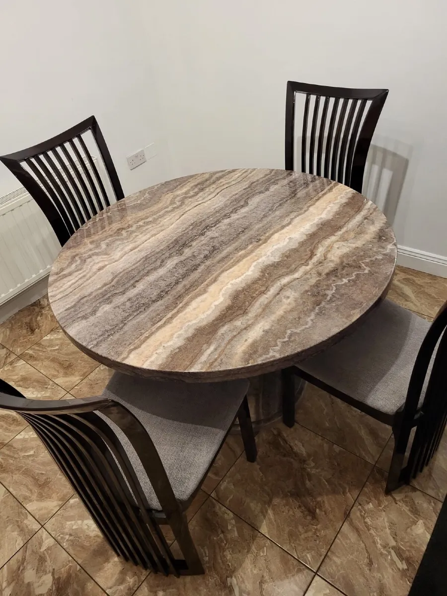 Table and chairs - Image 2