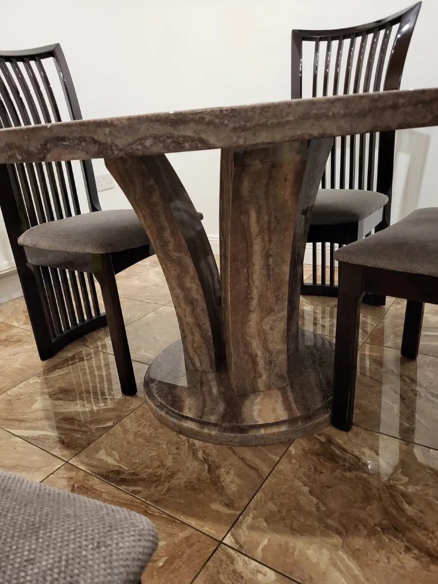 Table and chairs - Image 3