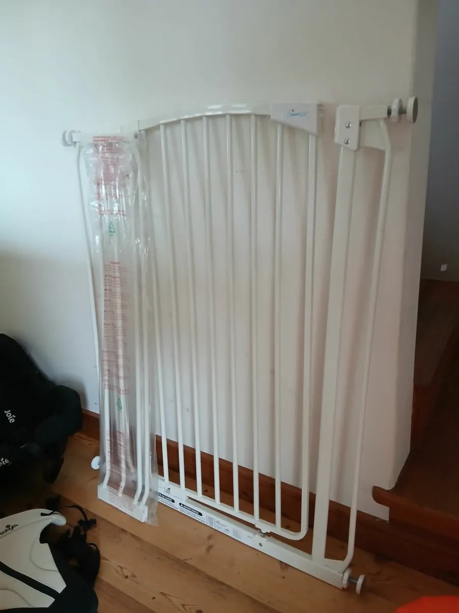 Safety gate and other baby gear - Image 1