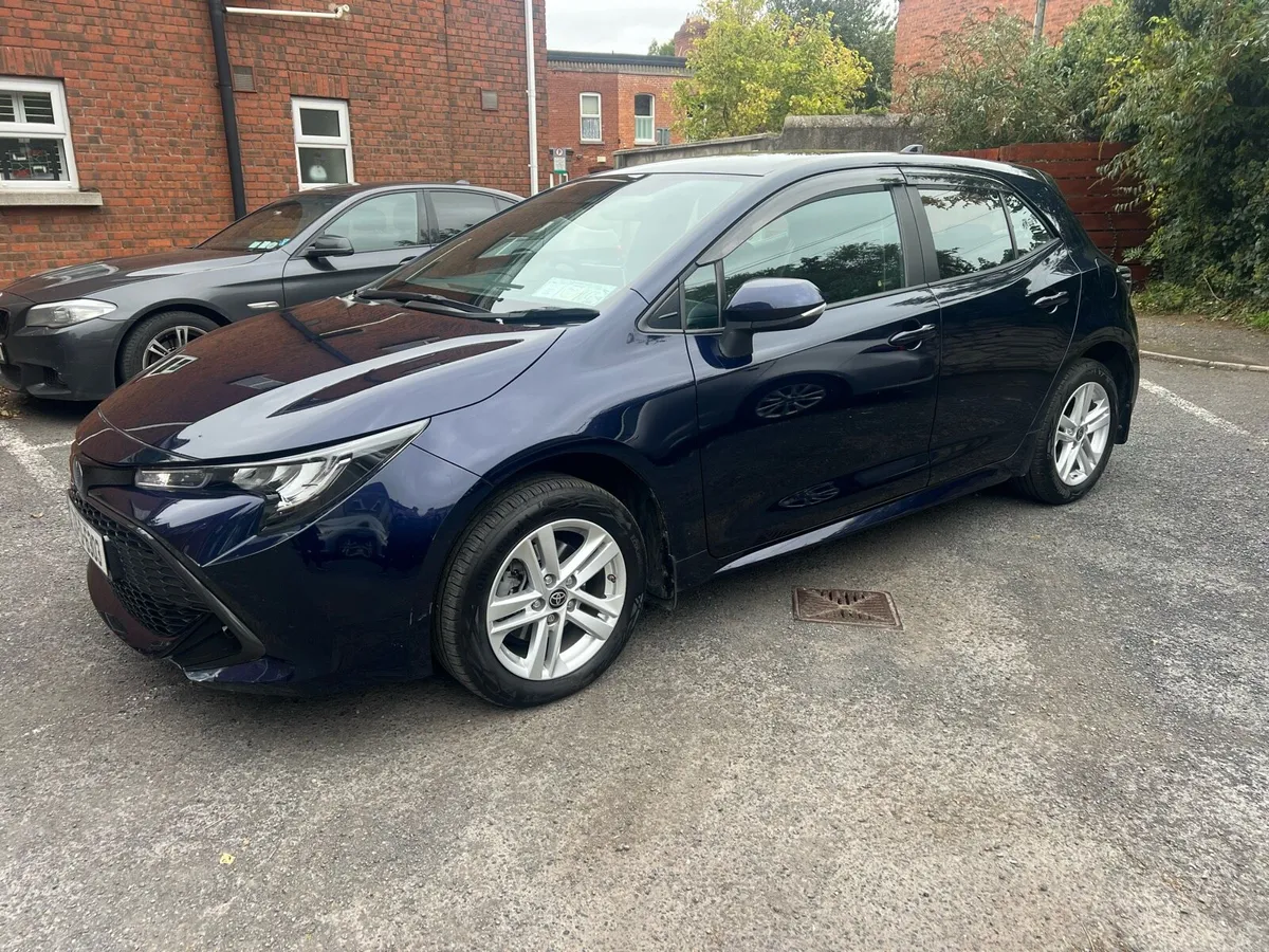 Toyota Corolla hybrid hatchback - Image 2