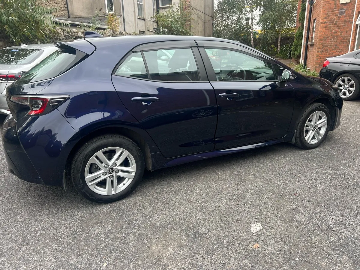 Toyota Corolla hybrid hatchback - Image 4