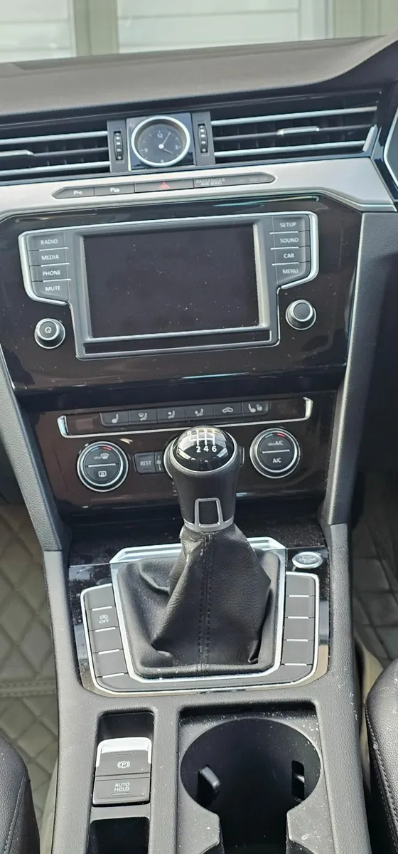 Volkswagen Passat 2016 - Image 2