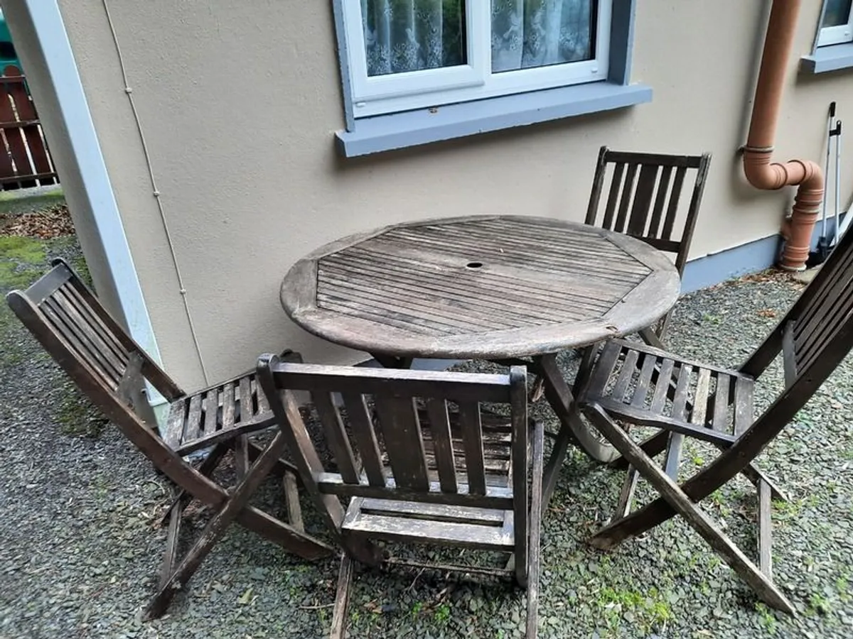 Gardentable and chairs