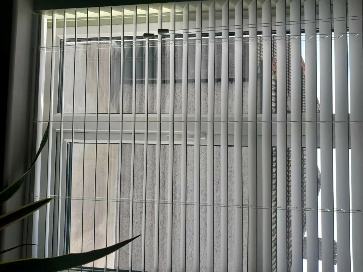 White venetian blinds - Image 1