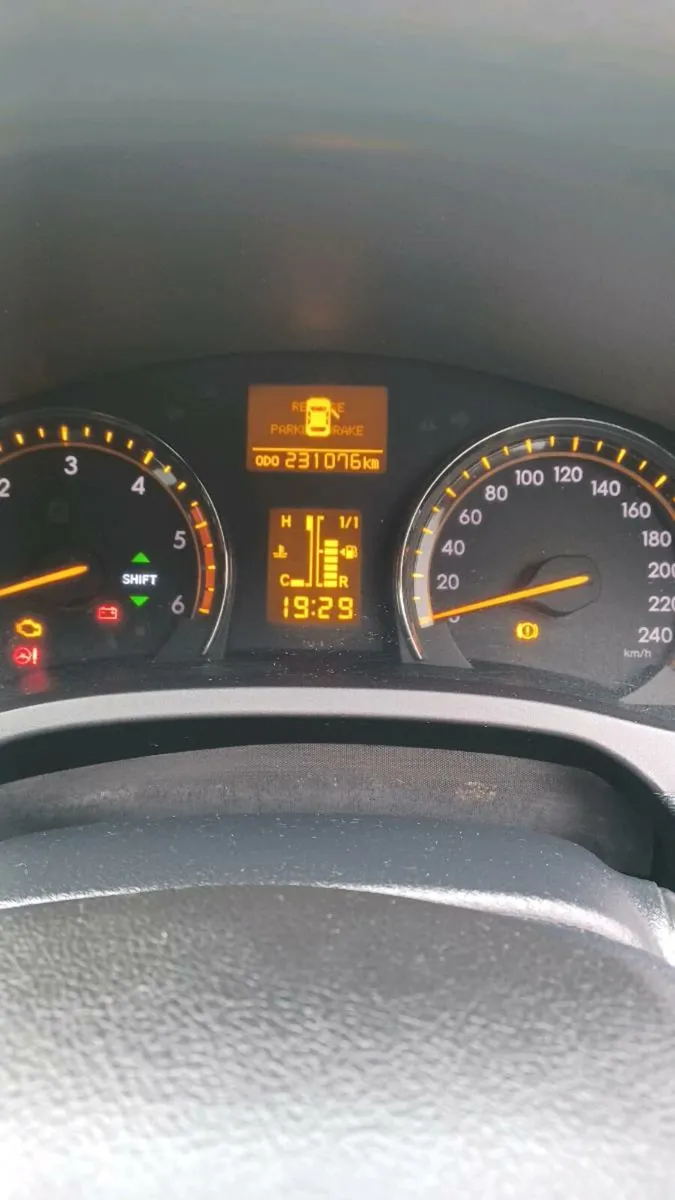 Toyota avensis 2010 - Image 2