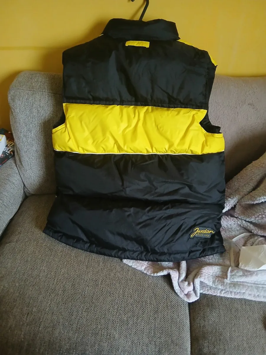 Sleeveless Jordan jacket - Image 2