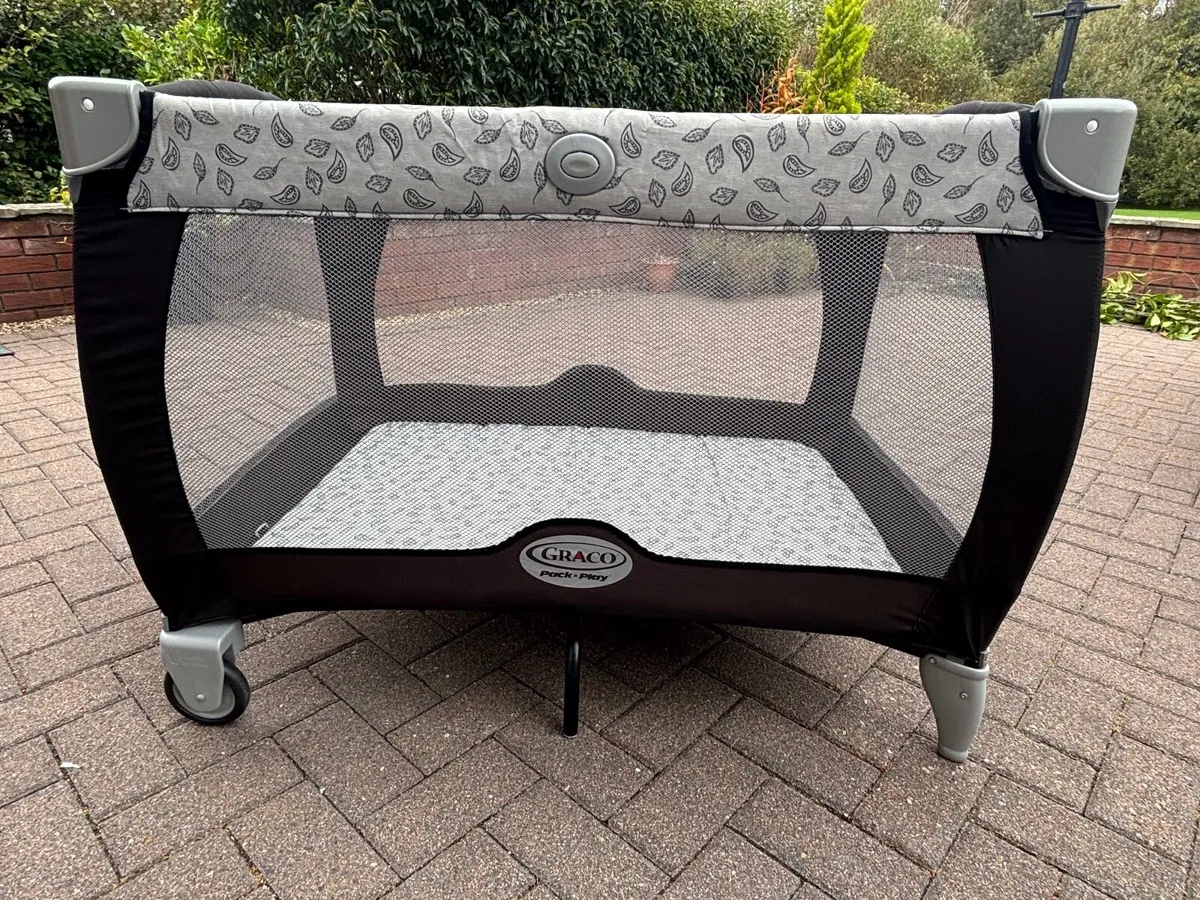 Travel cot - Image 1