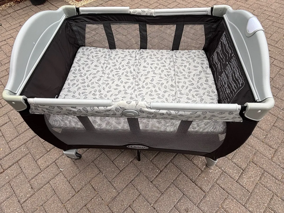 Travel cot - Image 2