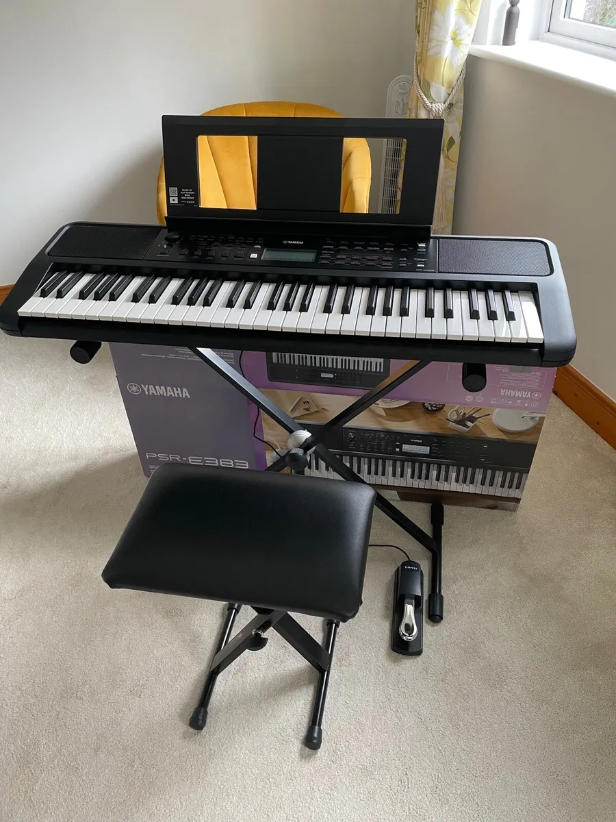 Yamaha PSR e383 keyboard
