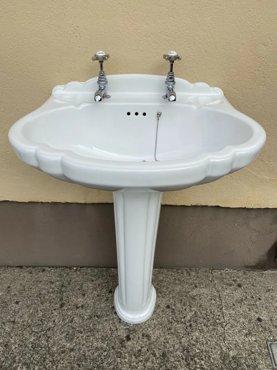 Washbasin & toilet - Image 2