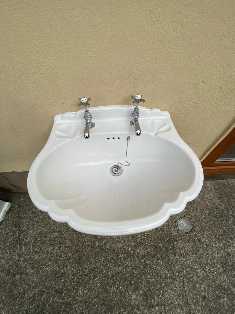 Washbasin & toilet - Image 3