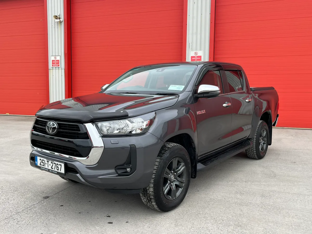 2025 Toyota Hilux 2.8 SR5 DOUBLE CAB - Image 1