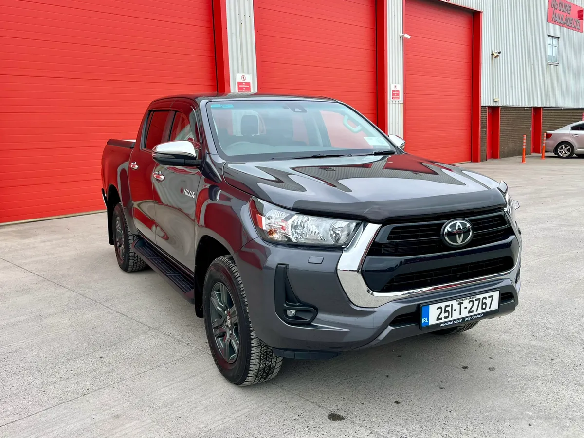2025 Toyota Hilux 2.8 SR5 DOUBLE CAB - Image 2