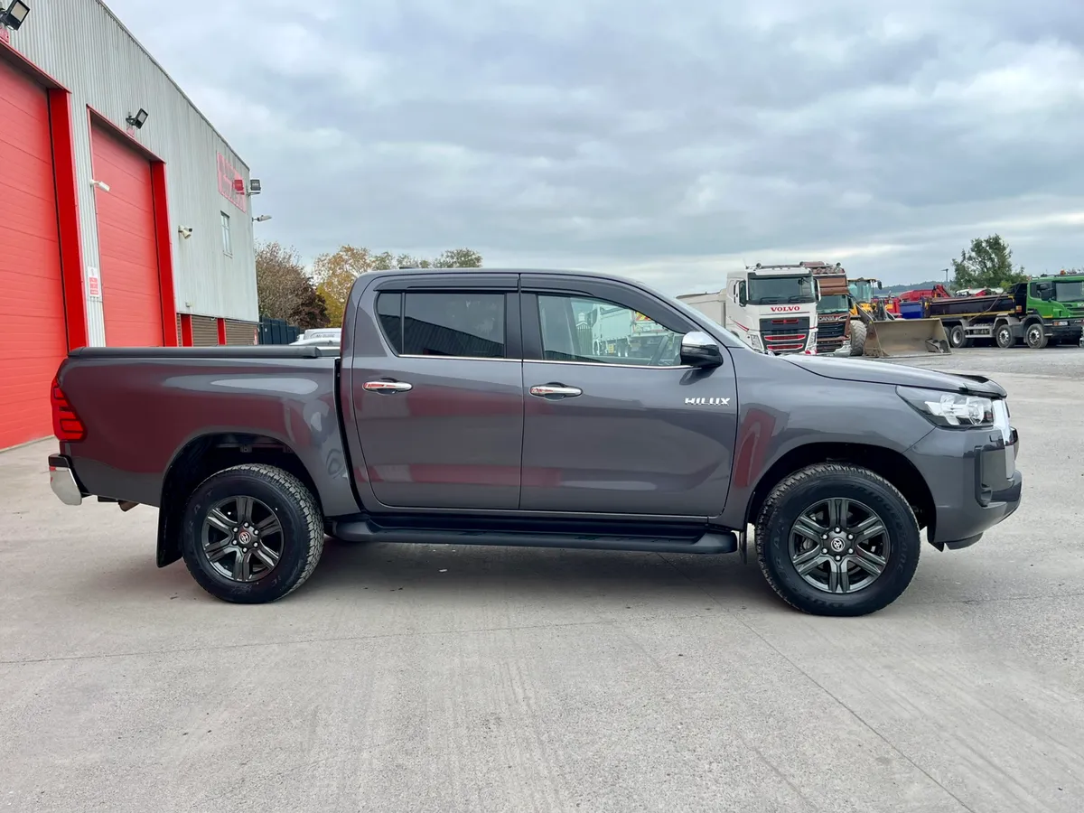 2025 Toyota Hilux 2.8 SR5 DOUBLE CAB - Image 4