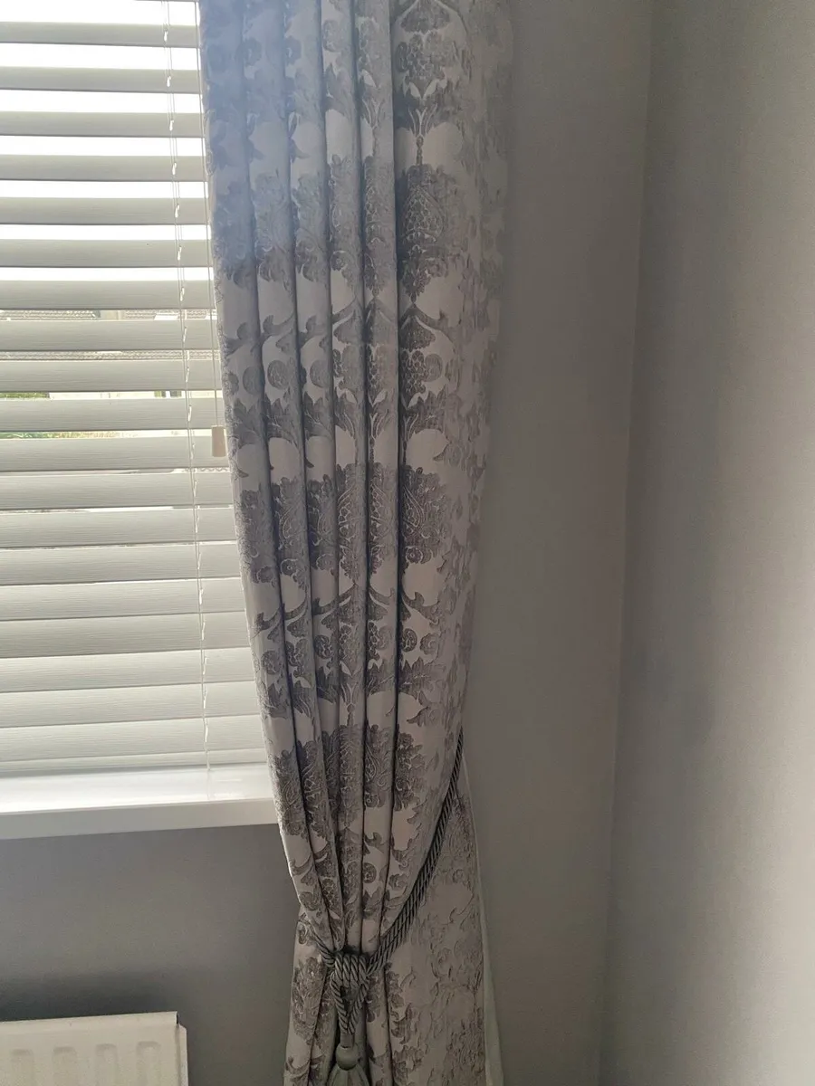 Curtains - Image 2