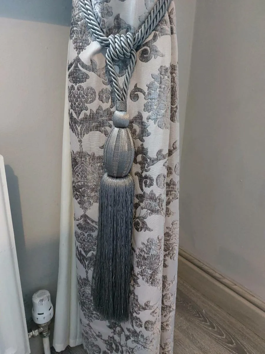 Curtains - Image 3