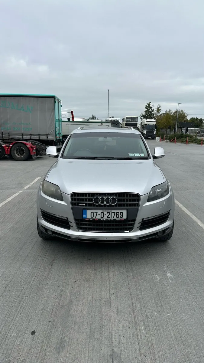 Audi Q7 5 seater - Image 2