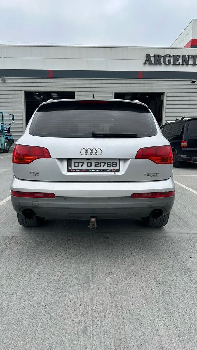 Audi Q7 5 seater - Image 3