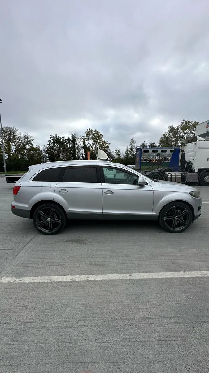 Audi Q7 5 seater - Image 4